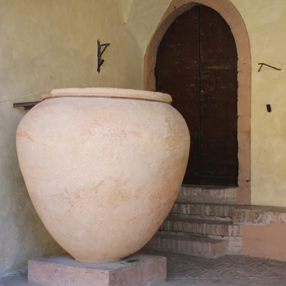 Trevi, anfora (dai ritrovamenti romani di Casco dell'Acqua, ora sotto il portico del Palazzo del Comune)